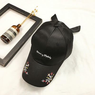 Μοντέρνο γυναικείο καπέλο  με γείσο με κεντήματα και σε τέσσερα χρώματα