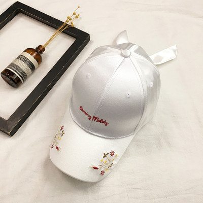 Μοντέρνο γυναικείο καπέλο  με γείσο με κεντήματα και σε τέσσερα χρώματα