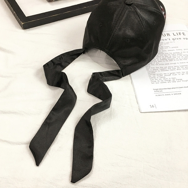 Μοντέρνο γυναικείο καπέλο  με γείσο με κεντήματα και σε τέσσερα χρώματα