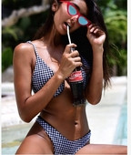 Kétrészes női fürdőruha piros és fekete kockás színben