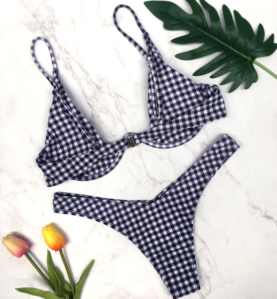 Kétrészes női fürdőruha piros és fekete kockás színben