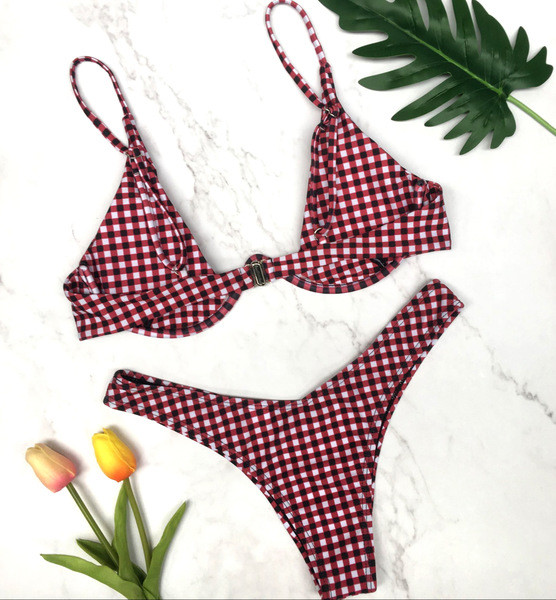Kétrészes női fürdőruha piros és fekete kockás színben