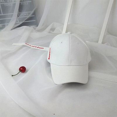 Pălărie sport-casual pentru femei cu un atu cu o inscripție laterală în alb și negru