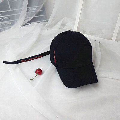 Pălărie sport-casual pentru femei cu un atu cu o inscripție laterală în alb și negru