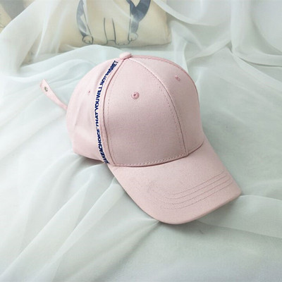 Pălărie sport-casual pentru femei cu un atu cu o inscripție laterală în alb și negru