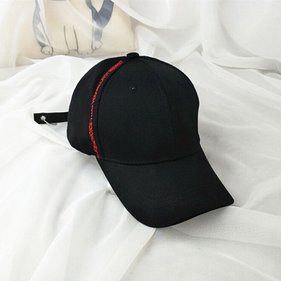 Pălărie sport-casual pentru femei cu un atu cu o inscripție laterală în alb și negru