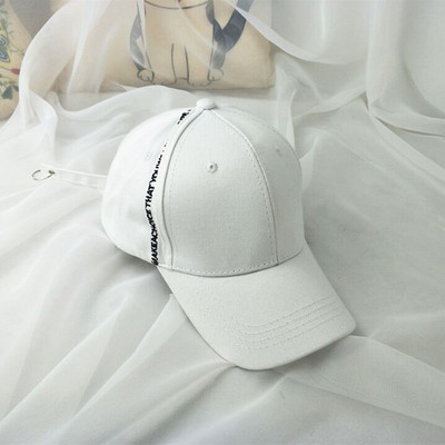 Pălărie sport-casual pentru femei cu un atu cu o inscripție laterală în alb și negru