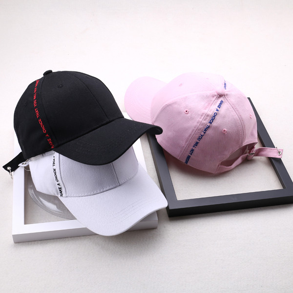 Női sport-alkalmi sapka ütőkártyával, oldalsó felirattal fehér és fekete színben