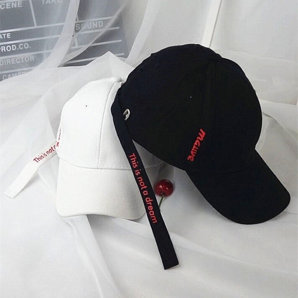 Női sport-alkalmi sapka ütőkártyával, oldalsó felirattal fehér és fekete színben