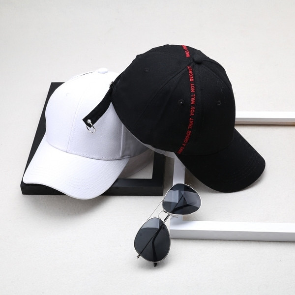 Női sport-alkalmi sapka ütőkártyával, oldalsó felirattal fehér és fekete színben