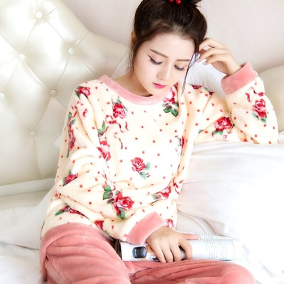 Γυναικεία πιτζάμα με εκτυπώσεις σε διάφορα μοντέλα