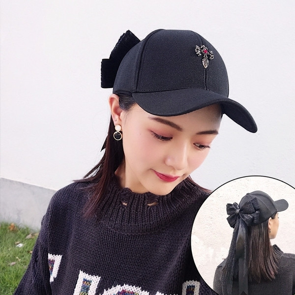 Șapcă de baseball elegantă pentru femei, cu decor metalic și o panglică mare de culoare neagră
