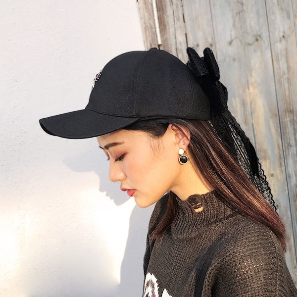 Șapcă de baseball elegantă pentru femei, cu decor metalic și o panglică mare de culoare neagră
