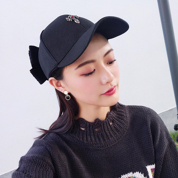 Șapcă de baseball elegantă pentru femei, cu decor metalic și o panglică mare de culoare neagră