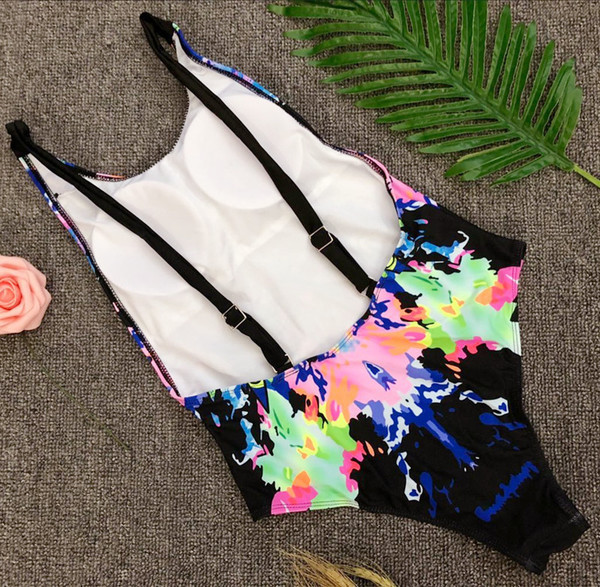 Színes fürdőruha csupasz hátú hölgyeknek