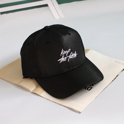 Női alkalmi sapka napellenzővel és felirattal több színben