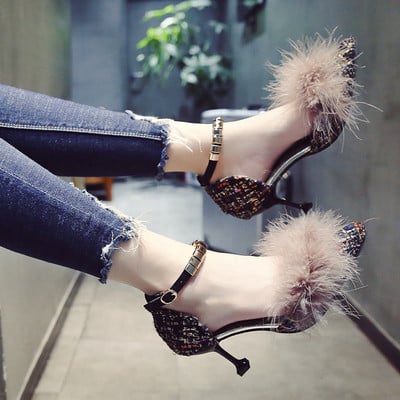 Γυναικείες μπότες με ιμάντα γύρω από τον αστράγαλο