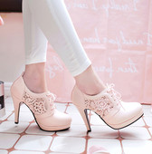 Női alkalmi sarkú cipő csipkével és fűzővel több színben