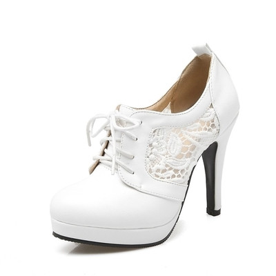 Női alkalmi sarkú cipő csipkével és fűzővel több színben