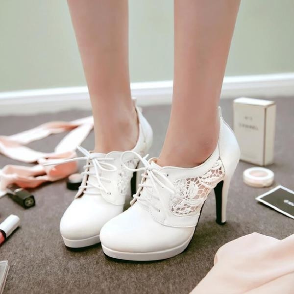 Női alkalmi sarkú cipő csipkével és fűzővel több színben