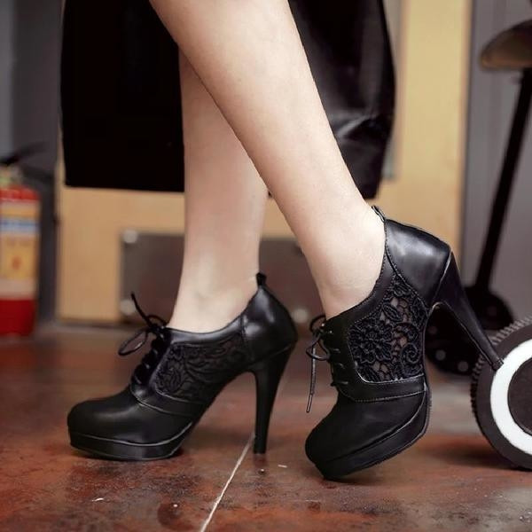 Női alkalmi sarkú cipő csipkével és fűzővel több színben