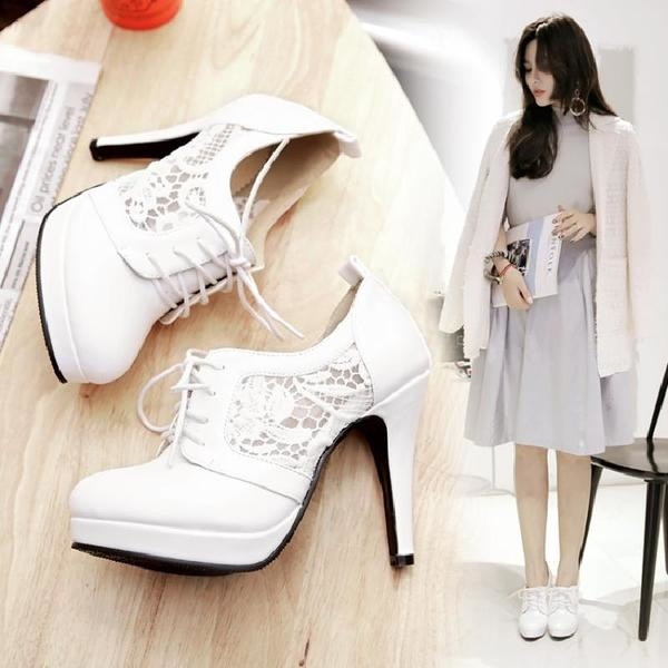 Női alkalmi sarkú cipő csipkével és fűzővel több színben