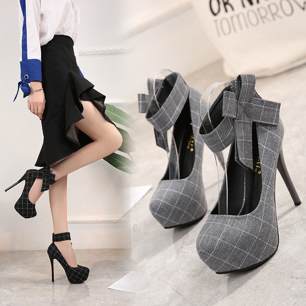 Pantofi de damă cu toc înalt, cu o panglică în jurul gleznei