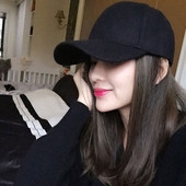 Tiszta női sapka napellenzővel, fekete és szürke színben