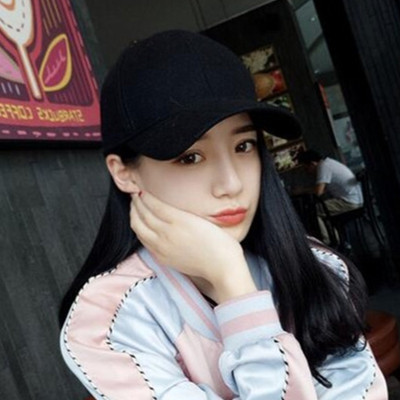 Tiszta női sapka napellenzővel, fekete és szürke színben