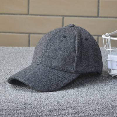 Tiszta női sapka napellenzővel, fekete és szürke színben