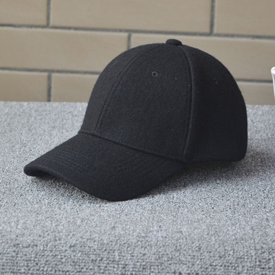 Tiszta női sapka napellenzővel, fekete és szürke színben