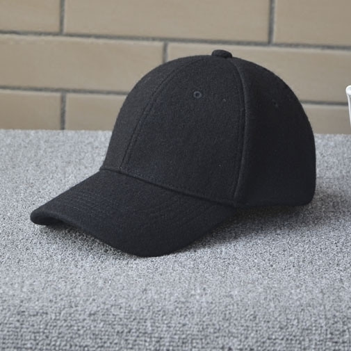 Tiszta női sapka napellenzővel, fekete és szürke színben