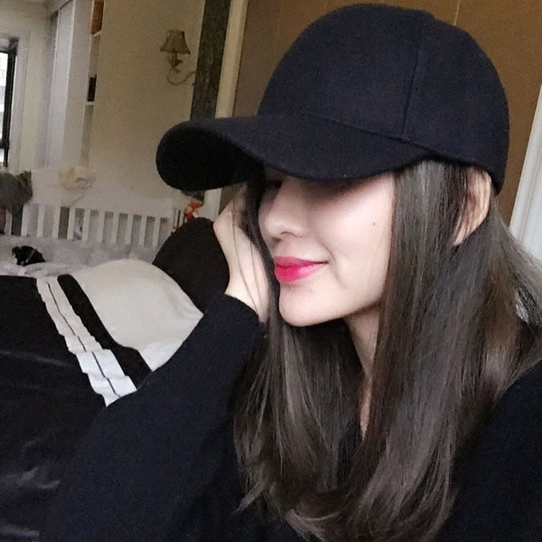 Tiszta női sapka napellenzővel, fekete és szürke színben