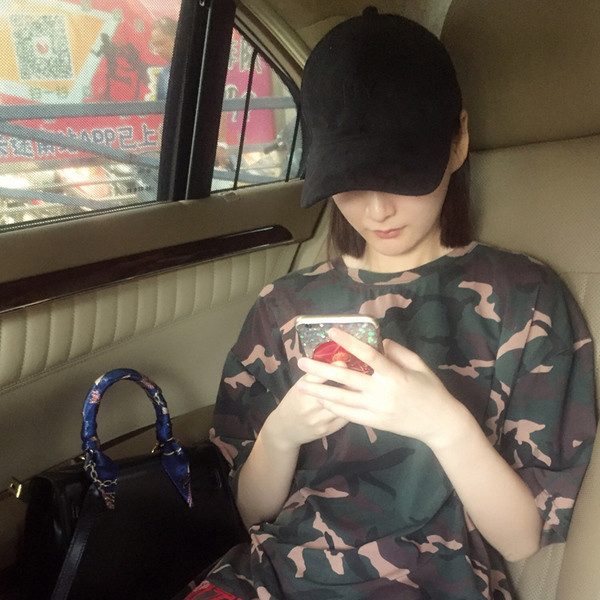 Tiszta női sapka napellenzővel, fekete és szürke színben