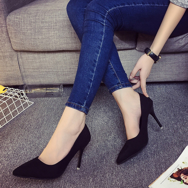 Γυναικεία κομψά παπούτσια με ψηλό τακούνι σε δύο μοντέλα και σε διαφορετικά χρώματα