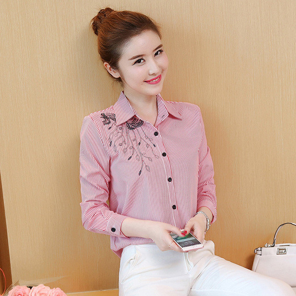 Cămașă de damă elegantă cu broderie în dungi în două culori
