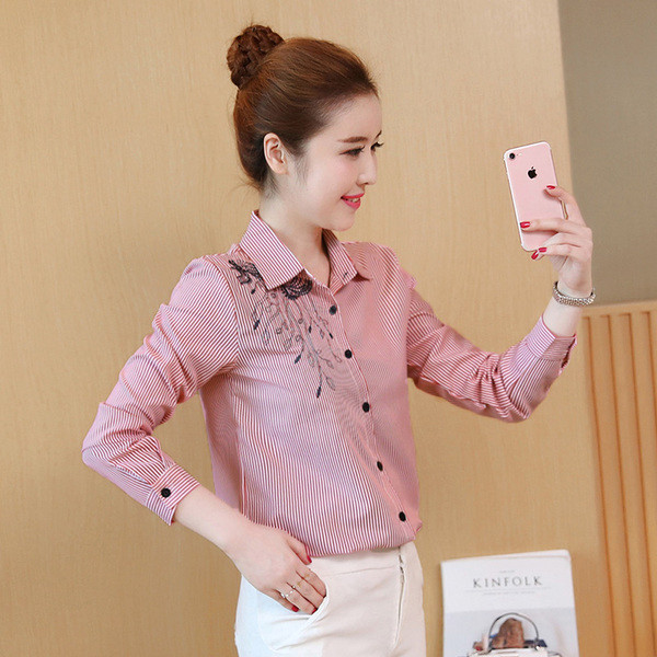 Cămașă de damă elegantă cu broderie în dungi în două culori