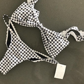 Finom kockás női fürdőruha szalaggal