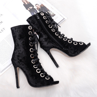 Γυναικεία παπούτσια με ανοιχτά δάκτυλα και συνδέσμους με μεταλλικά στοιχεία