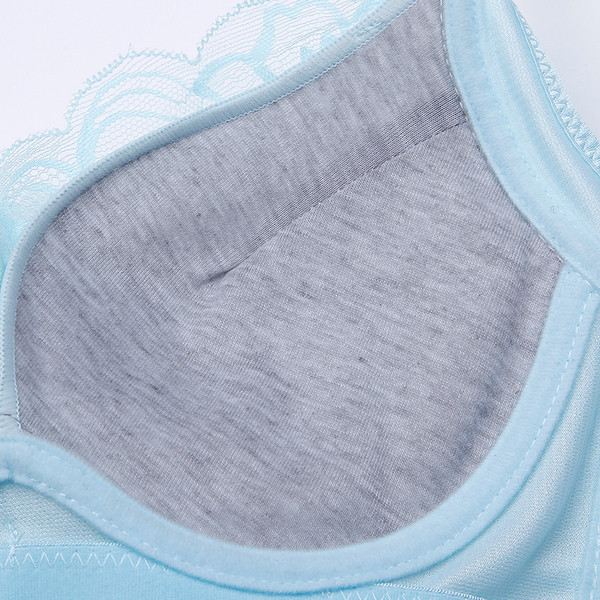 Повдигащ сутиен с дебели презрамки украсен с дантела в няколко цвята