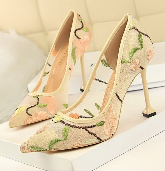 Γυναικεία κομψά παπούτσια με ψηλό τακούνι με φυτικά μοτίβα σε διαφορετικά χρώματα