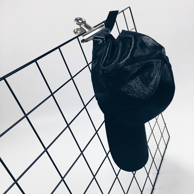 Κομψό, λαμπερό καπέλο με καπέλο με γείσο σε διάφορα χρώματα