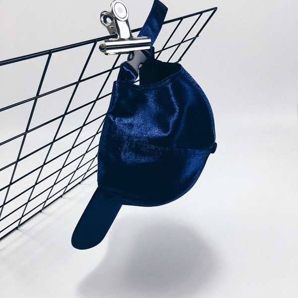 Κομψό, λαμπερό καπέλο με καπέλο με γείσο σε διάφορα χρώματα