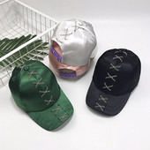 Actuala palarie de dama HIT cu vizor cu cravate incrucisate in mai multe culori