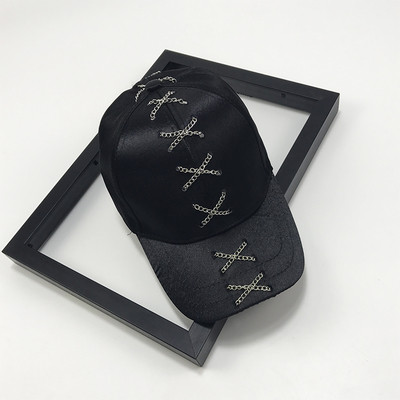 Actuala palarie de dama HIT cu vizor cu cravate incrucisate in mai multe culori