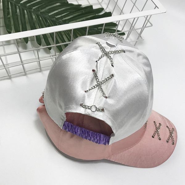 Actuala palarie de dama HIT cu vizor cu cravate incrucisate in mai multe culori