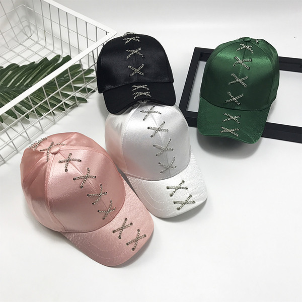 Actuala palarie de dama HIT cu vizor cu cravate incrucisate in mai multe culori