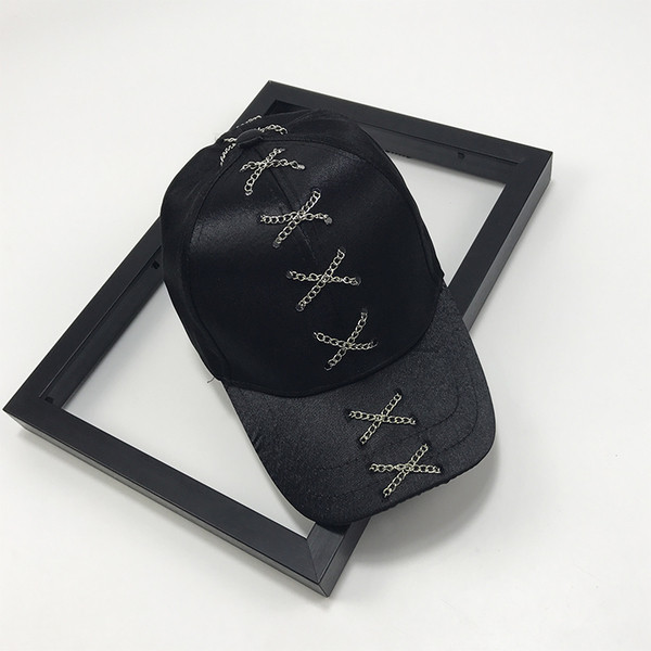 Actuala palarie de dama HIT cu vizor cu cravate incrucisate in mai multe culori