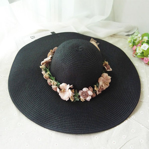 Μοντέρνα γυναικεία τσάντα για την παραλία με διακοσμητικά λουλούδια σε πολλά διαφορετικά χρώματα