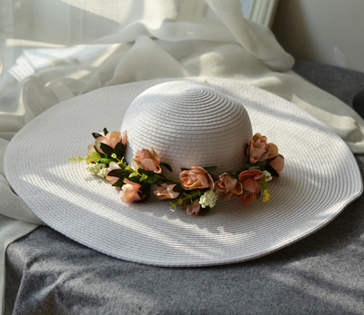 Μοντέρνα γυναικεία τσάντα για την παραλία με διακοσμητικά λουλούδια σε πολλά διαφορετικά χρώματα